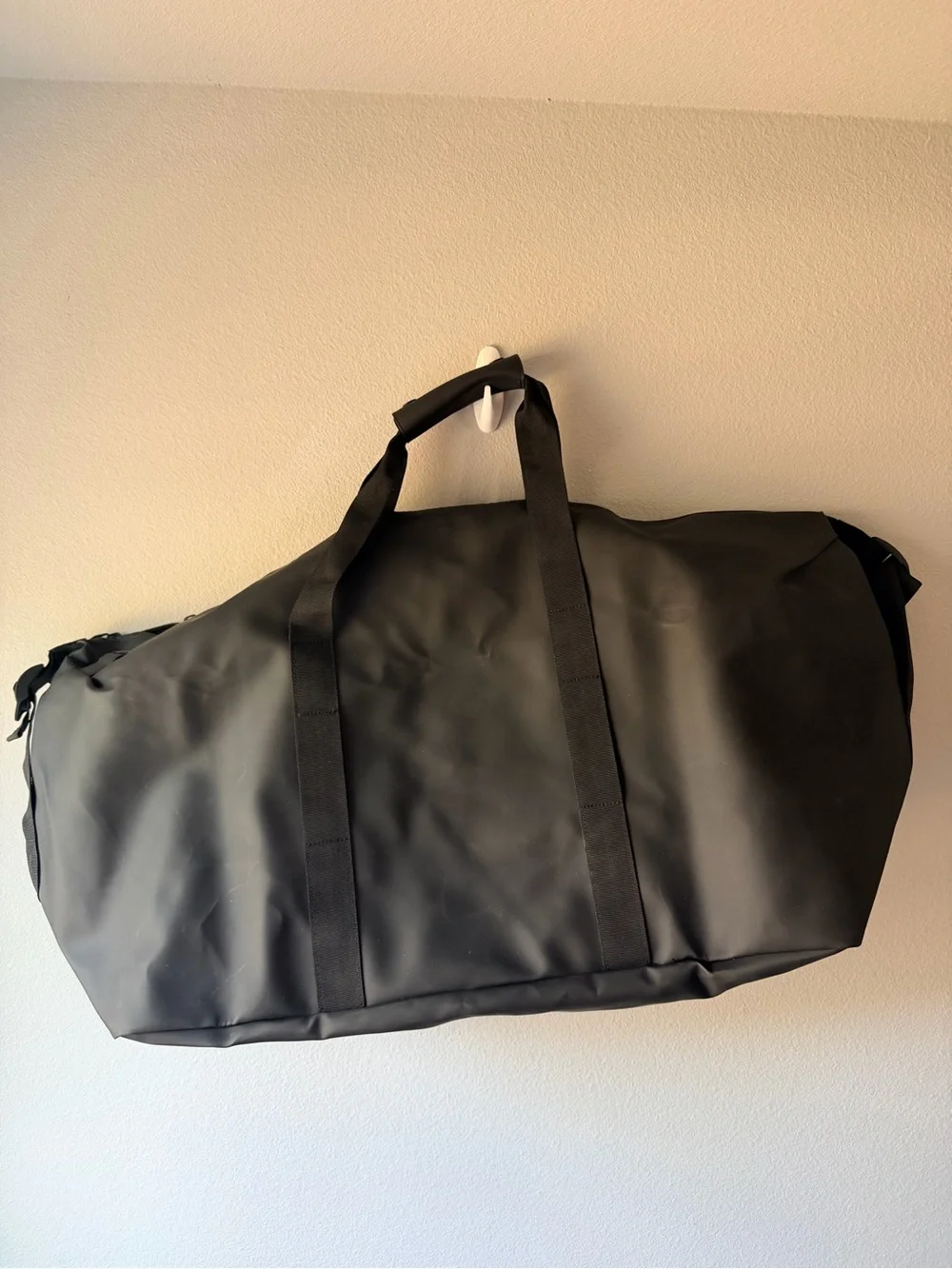 NWT RAINS Hilo Weekend Bag Large Black Waterproof Travel Duffel